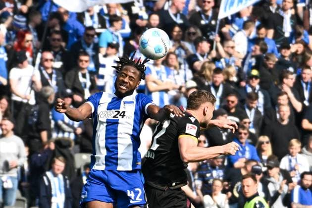 Fussball 2.Bundesliga, Hertha BSC Berlin - Karlsruher SC 29.03.2025, xdanx, Fussball 2.Bundesliga, Hertha BSC Berlin - Karlsruher SC v.l. Deyovaisio Zeefuik (Hertha BSC),Christoph Kobald (Karlsruher SC) Zweikampf, Duell, Kampf, tackle (DFL DFB REGULATIONS PROHIBIT ANY USE OF PHOTOGRAPHS as IMAGE SEQUENCES and or QUASI-VIDEO) Daniel Lakomski Mix1Press Berlin Olympiastadion Berlin Deutschland (DEU)