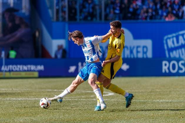 links Sigurd Haugen (Rostock) gegen Sven Sonnenberg (FCS) ; GER, FC Hansa Rostock vs. 1. FC Saarbrücken, Fußball, Männer, 3. Liga, 30.Spieltag, Spielzeit 2024 2025, 29.03.2025 Rostock Ostseestadion Mecklenburg - Vorpommern Deutschland