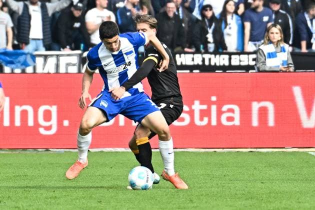 Fussball 2.Bundesliga, Hertha BSC Berlin - Karlsruher SC 29.03.2025, xdanx, Fussball 2.Bundesliga, Hertha BSC Berlin - Karlsruher SC v.l. Ibrahim Maza (Hertha BSC),Dzenis Burnic (Karlsruher SC) Zweikampf, Duell, Kampf, tackle (DFL DFB REGULATIONS PROHIBIT ANY USE OF PHOTOGRAPHS as IMAGE SEQUENCES and or QUASI-VIDEO) Daniel Lakomski Mix1Press Berlin Olympiastadion Berlin Deutschland (DEU)