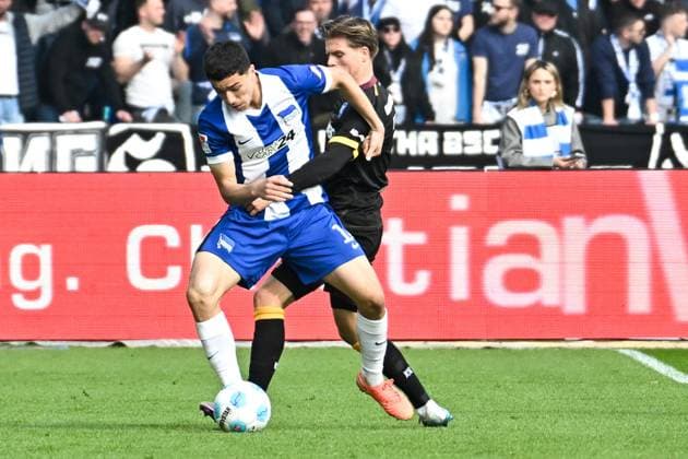 Fussball 2.Bundesliga, Hertha BSC Berlin - Karlsruher SC 29.03.2025, xdanx, Fussball 2.Bundesliga, Hertha BSC Berlin - Karlsruher SC v.l. Ibrahim Maza (Hertha BSC),Dzenis Burnic (Karlsruher SC) Zweikampf, Duell, Kampf, tackle (DFL DFB REGULATIONS PROHIBIT ANY USE OF PHOTOGRAPHS as IMAGE SEQUENCES and or QUASI-VIDEO) Daniel Lakomski Mix1Press Berlin Olympiastadion Berlin Deutschland (DEU)