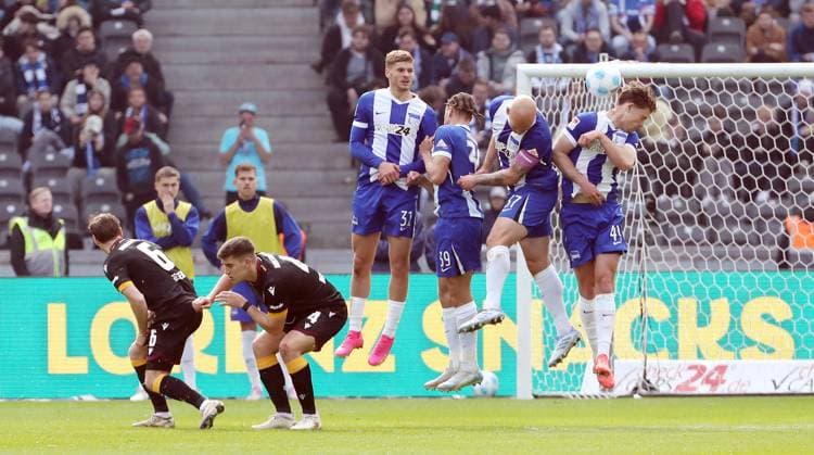 re. Linus Gechter bekommt den Ball an den Kopf Fußball Fussball DFL 2.Bundesliga Herren 27. Spieltag Saison 2024 2025 29.03.2025 Hertha BSC Berlin vs. Karlsruher SC KSC DFL regulations prohibit any use of photographs as image sequences and or quasi-video