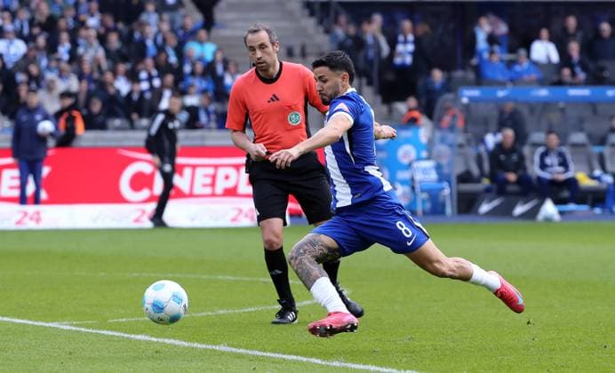 Kevin Diego Sessa am Ball Einzelbild Freisteller Aktion Fußball Fussball DFL 2.Bundesliga Herren 27. Spieltag Saison 2024 2025 29.03.2025 Hertha BSC Berlin vs. Karlsruher SC KSC DFL regulations prohibit any use of photographs as image sequences and or quasi-video