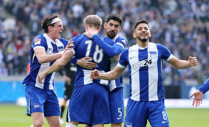 Luca Schuler jubelt nach 3:1 mit Fabian Reese, Andreas Bouchalakis, Kevin Diego Sessa Freude Emotion Jubel Fußball Fussball DFL 2.Bundesliga Herren 27. Spieltag Saison 2024 2025 29.03.2025 Hertha BSC Berlin vs. Karlsruher SC KSC DFL regulations prohibit any use of photographs as image sequences and or quasi-video