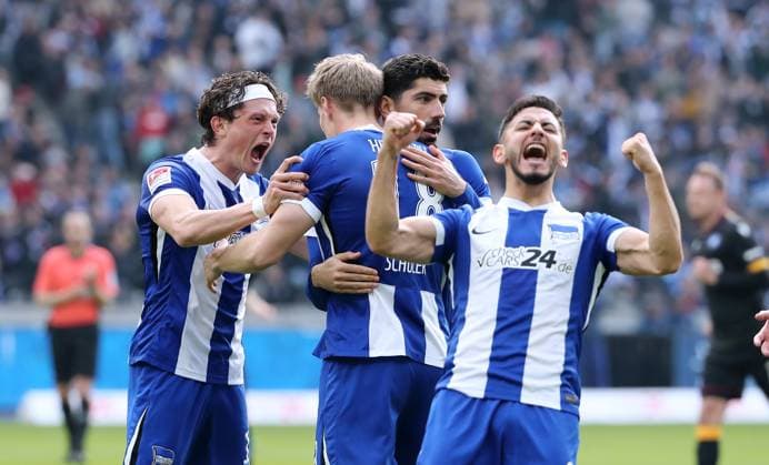 Luca Schuler jubelt nach 3:1 mit Fabian Reese, Andreas Bouchalakis, Kevin Diego Sessa Freude Emotion Jubel Fußball Fussball DFL 2.Bundesliga Herren 27. Spieltag Saison 2024 2025 29.03.2025 Hertha BSC Berlin vs. Karlsruher SC KSC DFL regulations prohibit any use of photographs as image sequences and or quasi-video