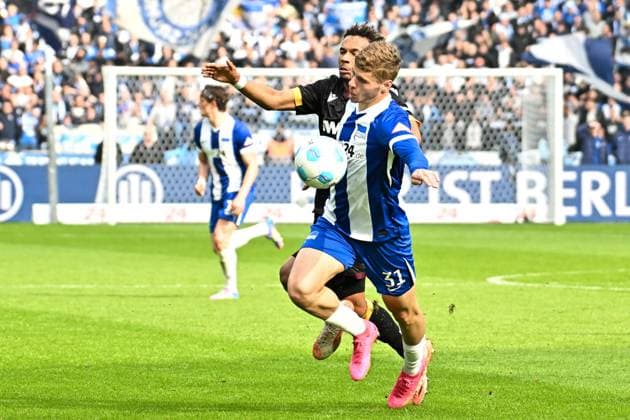 Fussball 2.Bundesliga, Hertha BSC Berlin - Karlsruher SC 29.03.2025, xdanx, Fussball 2.Bundesliga, Hertha BSC Berlin - Karlsruher SC v.l. Bambase Conte (Karlsruher SC),Marton Dardai (Hertha BSC) Zweikampf, Duell, Kampf, tackle (DFL DFB REGULATIONS PROHIBIT ANY USE OF PHOTOGRAPHS as IMAGE SEQUENCES and or QUASI-VIDEO) Daniel Lakomski Mix1Press Berlin Olympiastadion Berlin Deutschland (DEU)