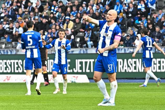 Fussball 2.Bundesliga, Hertha BSC Berlin - Karlsruher SC 29.03.2025, xdanx, Fussball 2.Bundesliga, Hertha BSC Berlin - Karlsruher SC v.l. Michael Cuisance (Hertha BSC) Jubel ueber den Sieg, Jubel nach Spielende (DFL DFB REGULATIONS PROHIBIT ANY USE OF PHOTOGRAPHS as IMAGE SEQUENCES and or QUASI-VIDEO) Daniel Lakomski Mix1Press Berlin Olympiastadion Berlin Deutschland (DEU)