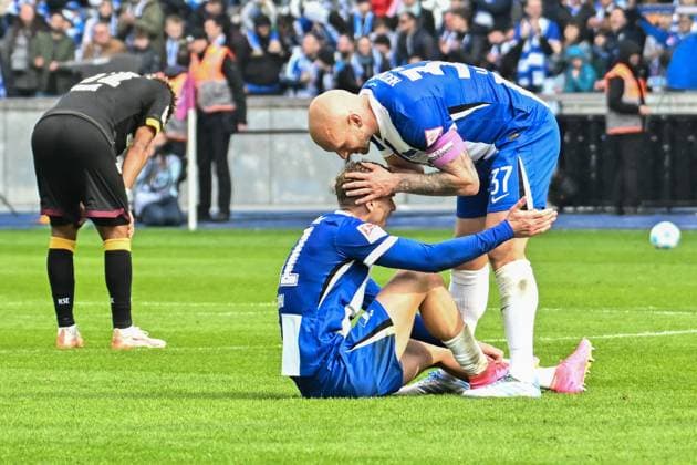 Fussball 2.Bundesliga, Hertha BSC Berlin - Karlsruher SC 29.03.2025, xdanx, Fussball 2.Bundesliga, Hertha BSC Berlin - Karlsruher SC v.l. Marton Dardai (Hertha BSC),Toni Leistner (Hertha BSC) Jubel ueber den Sieg, Jubel nach Spielende (DFL DFB REGULATIONS PROHIBIT ANY USE OF PHOTOGRAPHS as IMAGE SEQUENCES and or QUASI-VIDEO) Daniel Lakomski Mix1Press Berlin Olympiastadion Berlin Deutschland (DEU)