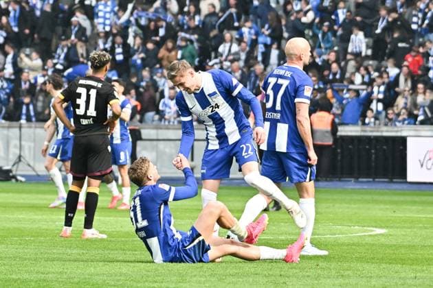 Fussball 2.Bundesliga, Hertha BSC Berlin - Karlsruher SC 29.03.2025, xdanx, Fussball 2.Bundesliga, Hertha BSC Berlin - Karlsruher SC v.l. Marton Dardai (Hertha BSC),Marten Winkler (Hertha BSC),Jubel ueber den Sieg, Jubel nach Spielende (DFL DFB REGULATIONS PROHIBIT ANY USE OF PHOTOGRAPHS as IMAGE SEQUENCES and or QUASI-VIDEO) Daniel Lakomski Mix1Press Berlin Olympiastadion Berlin Deutschland (DEU)