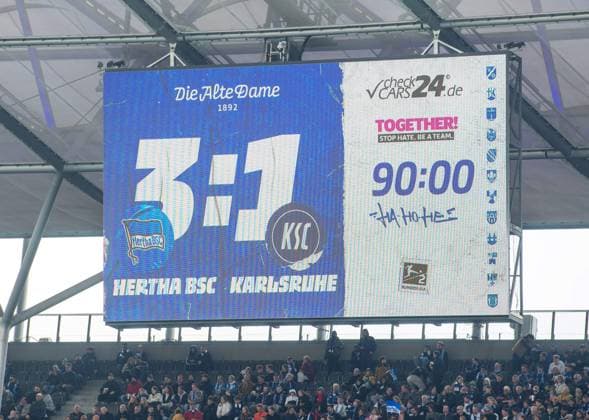Fussball, Herren, Saison 2024 2025, 2. Bundesliga (27. Spieltag), Hertha BSC - Karlsruher SC, Anzeigetafel mit 3:1-Endstand, 29.03. 2025,