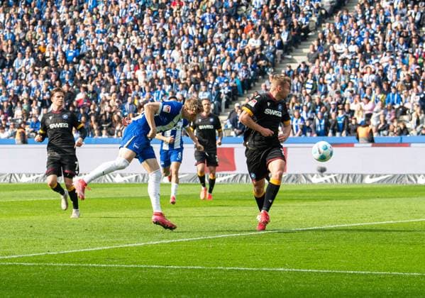 Fussball, Herren, Saison 2024 2025, 2. Bundesliga (27. Spieltag), Hertha BSC - Karlsruher SC, v.l. Luca Schuler (Hertha BSC) erzielt das Tor zum 3:1 gegen Lasse Günther (Karlsruher SC), 29.03. 2025,