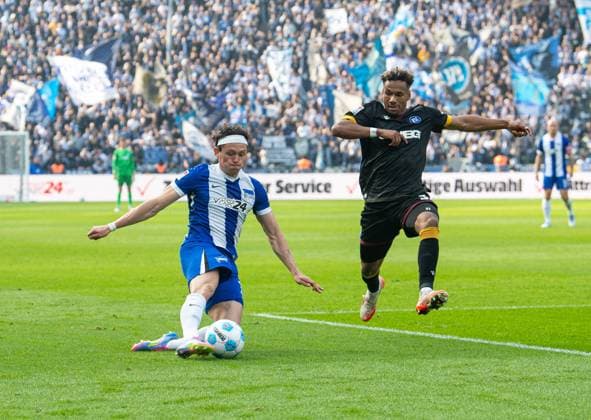 Fussball, Herren, Saison 2024 2025, 2. Bundesliga (27. Spieltag), Hertha BSC - Karlsruher SC, v.l. Fabian Reese (Hertha BSC), Bambase Conte (Karlsruher SC), 29.03. 2025,