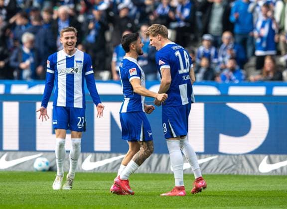Fussball, Herren, Saison 2024 2025, 2. Bundesliga (27. Spieltag), Hertha BSC - Karlsruher SC, v.l. Marten Winkler (Hertha BSC), Kevin Sessa (Hertha BSC), Luca Schuler (Hertha BSC), Jubel nach Tor zum 3:1, 29.03. 2025,