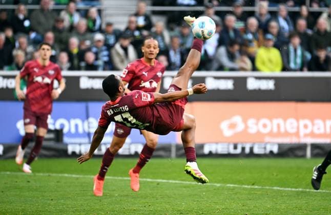 Fussball, Bundesliga, Deutschland, Herren, Saison 2024 2025, 27. Spieltag, Borussia Park Mönchengladbach, Bor. Mönchengladbach - RB Leipzig; Lois Openda (RBL). Aktion, Einzelbild.