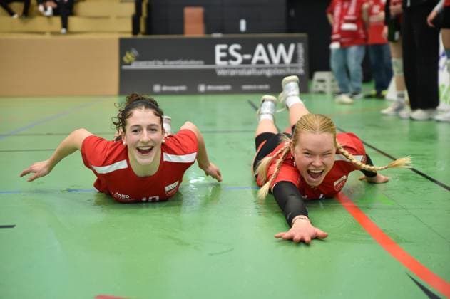 Sport Themen der Woche KW13 Sport Bilder des Tages Pia Angstenberger (TV Rottenburg, 10) und Julia Reich (TV Rottenburg, 04) beim Aufwischen des Sektes, Jubel, Oberligameister, Meister, Freude, Feier TV Rottenburg Damen vs. TSV G.A. Stuttgart 2, Volleyball, Oberliga Wuerttemberg Damen, 16. Spieltag, Saison 2024 2025, 29.03.2025, TV Rottenburg Damen vs. TSV G.A. Stuttgart 2, Volleyball, Oberliga Wuerttemberg Damen, 16. Spieltag, Saison 2024 2025, 29.03.2025 Rottenburg *** Pia Angstenberger TV Rottenburg, 10 and Julia Reich TV Rottenburg, 04 mopping up the champagne, jubilation, Oberliga champion, champion, joy, celebration TV Rottenburg Damen vs TSV G A Stuttgart 2, Volleyball, Oberliga Wuerttemberg Damen, 16 Spieltag, Saison 2024 2025, 29 03 2025, TV Rottenburg Damen vs TSV G A Stuttgart 2, Volleyball, Oberliga Wuerttemberg Damen, 16 Spieltag, Saison 2024 2025, 29 03 2025 Rottenburg Copyright: xEibner-Pressefoto RalphxKunzex EP_RKE