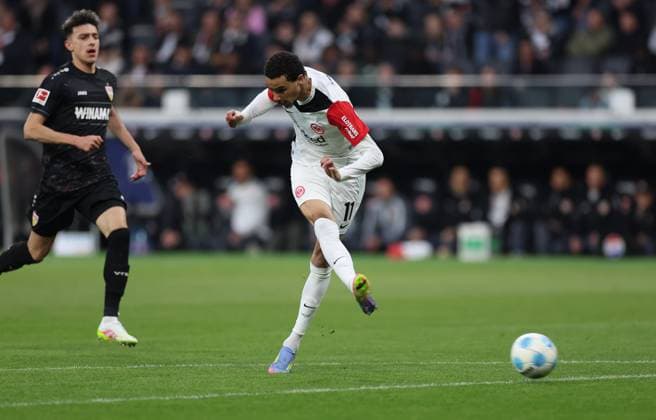 29.03.2025, Fussball Bundesliga, Eintracht Frankfurt - VfB Stuttgart, v.l., Hugo Ekitike (Eintracht Frankfurt) trifft, Tor zählt aber nicht DFL DFB REGULATIONS PROHIBIT ANY USE OF PHOTOGRAPHS AS IMAGE SEQUENCES AND OR QUASI-VIDEO. xdcx Copyright: HMBxMedia Claus