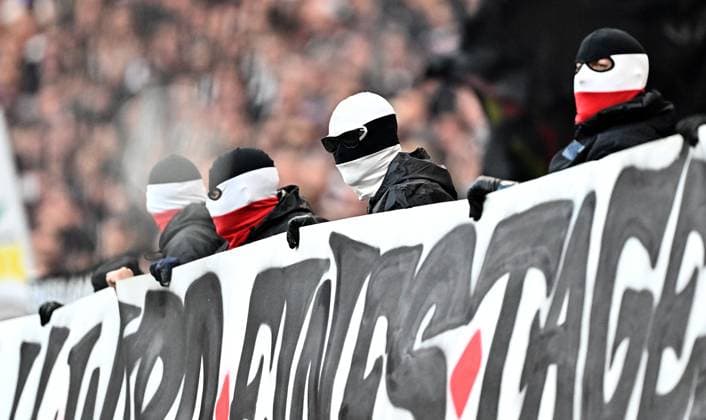 Sport Themen der Woche KW13 Sport Bilder des Tages 29.03.2025, xfux, Fussball 1.Bundesliga, Eintracht Frankfurt - VfB Stuttgart v.l. Fans Eintracht Frankfurt, Stimmung, Schals, vermummt Gewalt, Randale, Ausschreitungen, Schlaegerrei, Verlezte, Polizei, Fan, Fans, Ultras, Hooligans, Vermummung, Maskierung, Krawall, Fanauschreitungen, Krawalle, Platzsturm, Schlägerei, Security, Sicherheitsdienst (DFL DFB REGULATIONS PROHIBIT ANY USE OF PHOTOGRAPHS as IMAGE SEQUENCES and or QUASI-VIDEO) Frankfurt am Main *** 29 03 2025, xfux, Soccer 1 Bundesliga, Eintracht Frankfurt VfB Stuttgart v l Fans Eintracht Frankfurt, atmosphere, scarves, masked violence, riot, riots, brawl, police, fan, fans, ultras, hooligans, masking, masking, riot, fan riots, riots, rioting, security, security service DFL DFB REGULATIONS PROHIBIT ANY USE OF PHOTOGRAPHS as IMAGE SEQUENCES and or QUASI VIDEO Frankfurt am Main