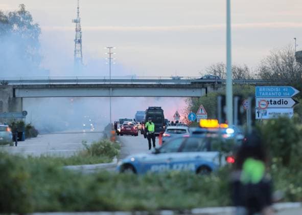 Sport Themen der Woche KW13 Sport Bilder des Tages Fußball, US Lecce - AS Rom Fußball, US Lecce - AS Rom, Fanausschreitungen auf der Autobahn March 29, 2025, Lecce, Italia: Clashes beetween US Lecce s supporters and AS Roma s supporters before the Italian Serie A soccer match US Lecce - AS Roma at the Via del Mare stadium in Lecce, Italy, 29 march 2025. ANSA ABBONDANZA SCURO LEZZI Calcio: Scontri Tra Tifosi E Poliziotti Per Lecce-Roma  - ZUMAa110 20250329_zaf_a110_075 Copyright: xAbbondanzaxScuroxLezzix