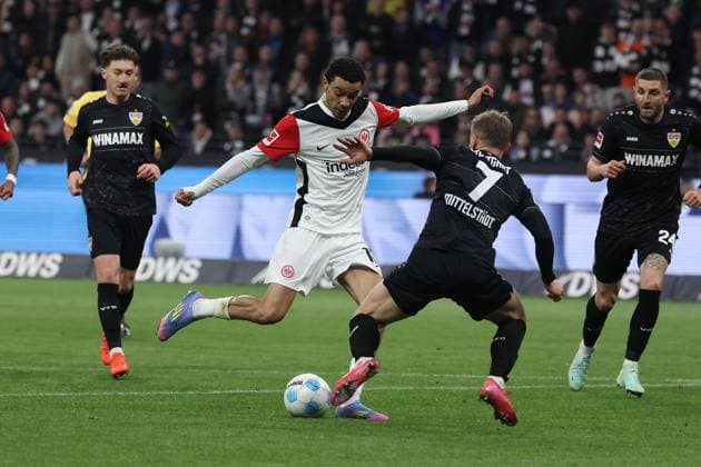 2025.03.29 xJAx Fussball 1. Bundesliga Eintracht Frankfurt - VFB Stuttgart v.l.,Torschuss von Hugo Ekitike (Eintracht Frankfurt), Maximilian Mittelstaedt (VFB Stuttgart) (DFL DFB REGULATIONS PROHIBIT ANY USE OF PHOTOGRAPHS as IMAGE SEQUENCES and or QUASI-VIDEO) Copyright: JoaquimxFerreira