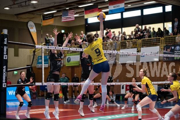 Aachen, Germany, March 29, 2025: Leana Grozer (9 SSC Palmberg Schwerin) jumps for a spike during the Volleyball Bundesliga Frauen Playoffs game between Ladies in Black Aachen and SSC Palmberg Schwerin at the Hexenkessel in Aachen, Germany (Martin Pitsch SPP) Copyright: xMartinxPitschx xSPPx spp-en-MaPiSp-20250329_NIKON Z 6_LiBvSSC_DSC2042