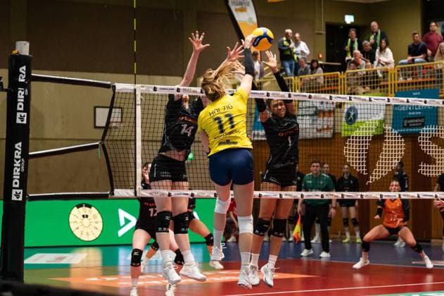 Aachen, Germany, March 29, 2025: Anne Hölzig (11 SSC Palmberg Schwerin) spikes the ball during the Volleyball Bundesliga Frauen Playoffs game between Ladies in Black Aachen and SSC Palmberg Schwerin at the Hexenkessel in Aachen, Germany (Martin Pitsch SPP) Copyright: xMartinxPitschx xSPPx spp-en-MaPiSp-20250329_NIKON Z 6_LiBvSSC_DSC2476