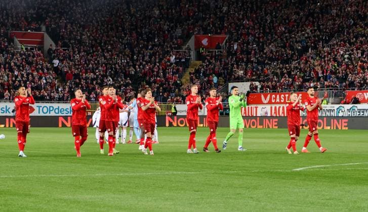 29.03.2025, xhettx, Fussball 2.Bundesliga, 1.FC Kaiserslautern - Fortuna Duesseldorf v.l. Lauternspieler vor den Fans (DFL DFB REGULATIONS PROHIBIT ANY USE OF PHOTOGRAPHS as IMAGE SEQUENCES and or QUASI-VIDEO)