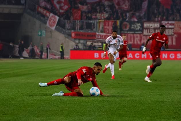 29.03.2025, xhettx, Fussball 2.Bundesliga, 1.FC Kaiserslautern - Fortuna Duesseldorf v.l. Kenny-Prince Redondo (1. FC Kaiserslautern, 11) rutscht aus (DFL DFB REGULATIONS PROHIBIT ANY USE OF PHOTOGRAPHS as IMAGE SEQUENCES and or QUASI-VIDEO)