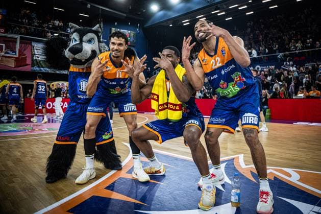 Sport Themen der Woche KW13 Sport Bilder des Tages Rostock, Deutschland 29. März 2025: 1.BBL - 2024 2025 - Rostock Seawolves vs. ratiopharm Ulm Im Bild: v.li. Wolfi, Oshane Drews (Rostock SEAWOLVES) , Malik Osborne (Rostock SEAWOLVES) und Nijal Pearson (Rostock SEAWOLVES) feiern den Sieg *** Rostock, Germany 29 March 2025 1 BBL 2024 2025 Rostock Seawolves vs ratiopharm Ulm In the picture from left Wolfi, Oshane Drews Rostock SEAWOLVES , Malik Osborne Rostock SEAWOLVES and Nijal Pearson Rostock SEAWOLVES celebrate the victory Copyright: xFotostandx xVoelkerx