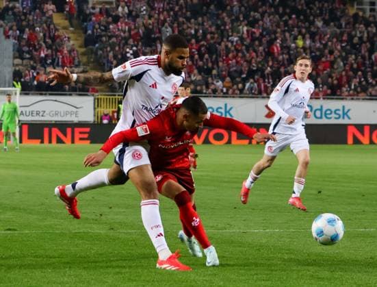 29.03.2025, xhettx, Fussball 2.Bundesliga, 1.FC Kaiserslautern - Fortuna Duesseldorf v.l. Kenny-Prince Redondo (1. FC Kaiserslautern, 11) schiebt sich vor Jamil Siebert (Fortuna Düsseldorf, 20) (DFL DFB REGULATIONS PROHIBIT ANY USE OF PHOTOGRAPHS as IMAGE SEQUENCES and or QUASI-VIDEO)