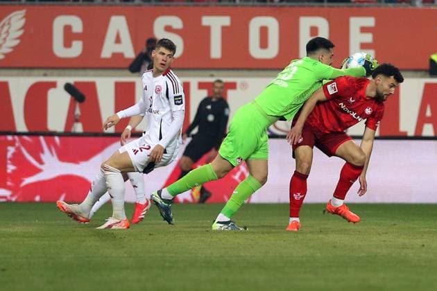 29.03.2025, xrekx, Fussball 2.Bundesliga, 1.FC Kaiserslautern - Fortuna Duesseldorf v.l. Danny Schmidt (Fortuna Duesseldorf) Simon Simoni (1.FC Kaiserslautern) Maximilian Bauer (1.FC Kaiserslautern) (DFL DFB REGULATIONS PROHIBIT ANY USE OF PHOTOGRAPHS as IMAGE SEQUENCES and or QUASI-VIDEO) Kaiserslautern