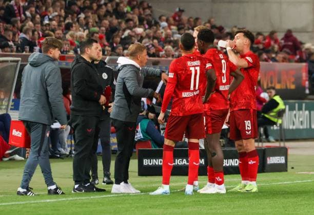 29.03.2025, xhettx, Fussball 2.Bundesliga, 1.FC Kaiserslautern - Fortuna Duesseldorf v.l. Markus Anfang (1. FC Kaiserslautern, Trainer) gibt seinen Spieler Anweisungen (DFL DFB REGULATIONS PROHIBIT ANY USE OF PHOTOGRAPHS as IMAGE SEQUENCES and or QUASI-VIDEO)