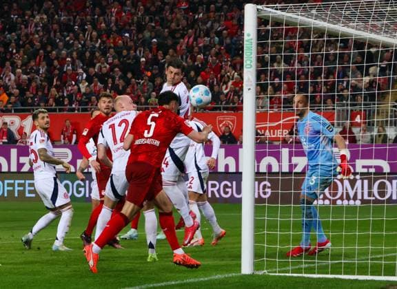 29.03.2025, xhettx, Fussball 2.Bundesliga, 1.FC Kaiserslautern - Fortuna Duesseldorf v.l. Maximilian Bauer (1. FC Kaiserslautern, 5) verpasst mit dem Kopf. Der Ball geht an den Pfosten (DFL DFB REGULATIONS PROHIBIT ANY USE OF PHOTOGRAPHS as IMAGE SEQUENCES and or QUASI-VIDEO)
