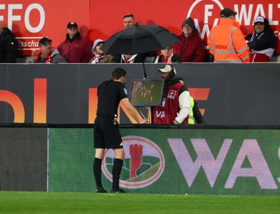 Sport Bilder des Tages 29.03.2025, xhettx, Fussball 2.Bundesliga, 1.FC Kaiserslautern - Fortuna Duesseldorf v.l. Videobeweis Dr. Max Burda kassiert das 2:0 ein wegen Handspiel (DFL DFB REGULATIONS PROHIBIT ANY USE OF PHOTOGRAPHS as IMAGE SEQUENCES and or QUASI-VIDEO)
