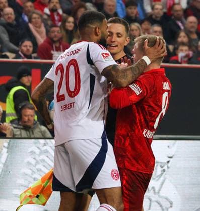 29.03.2025, xhettx, Fussball 2.Bundesliga, 1.FC Kaiserslautern - Fortuna Duesseldorf v.l. Jamil Siebert (Fortuna Düsseldorf, 20) packt Jean Zimmer (1. FC Kaiserslautern, 8) am Kopf (DFL DFB REGULATIONS PROHIBIT ANY USE OF PHOTOGRAPHS as IMAGE SEQUENCES and or QUASI-VIDEO)