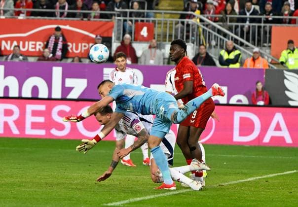 Fussball - 2. Bundesliga - Saison 2024 25 1. FC Kaiserslautern 29.03.2025 Fritz-Walter-Stadion 1. FC Kaiserslautern (fck) - Fortuna Düsseldorf (dus) Andre HOFFMANN (Fortuna Düsseldorf), unten, Torwart Florian KASTENMEIER (Fortuna Düsseldorf). oben - Ragnar ACHE (1. FC Kaiserslautern), re 1. FC Kaiserslautern