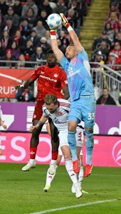 Fussball - 2. Bundesliga - Saison 2024 25 1. FC Kaiserslautern 29.03.2025 Fritz-Walter-Stadion 1. FC Kaiserslautern (fck) - Fortuna Düsseldorf (dus) Torwart Florian KASTENMEIER (Fortuna Düsseldorf), re - Ragnar ACHE (1. FC Kaiserslautern), li 1. FC Kaiserslautern