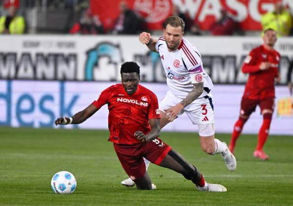 Fussball - 2. Bundesliga - Saison 2024 25 1. FC Kaiserslautern 29.03.2025 Fritz-Walter-Stadion 1. FC Kaiserslautern (fck) - Fortuna Düsseldorf (dus) Ragnar ACHE (1. FC Kaiserslautern) wird von Andre HOFFMANN (Fortuna Düsseldorf) gefoult 1. FC Kaiserslautern