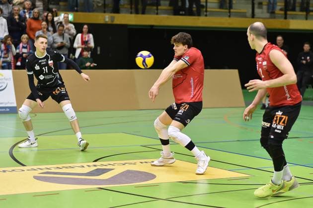 David Dornauf (TV Rottenburg, 05), Annahme, links Robin Leber1 (TV Rottenburg, 11), rechts Moritz Rauber (TV Rottenburg, 02) TV Rottenburg vs. CERATONIA Volleys Eltmann, Volleyball, 2. Bundesliga Sued, 24. Spieltag, Saison 2024 2025, 29.03.2025, TV Rottenburg vs. CERATONIA Volleys Eltmann, Volleyball, 2. Bundesliga Sued, 24. Spieltag, Saison 2024 2025, 29.03.2025 Rottenburg Copyright: xEibner-Pressefoto RalphxKunzex EP_RKE