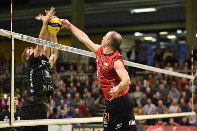 tMoritz Rauber (TV Rottenburg, 02) gegen den Block von Johannes Engel (CERATONIA Volleys Eltmann, 03) TV Rottenburg vs. CERATONIA Volleys Eltmann, Volleyball, 2. Bundesliga Sued, 24. Spieltag, Saison 2024 2025, 29.03.2025, TV Rottenburg vs. CERATONIA Volleys Eltmann, Volleyball, 2. Bundesliga Sued, 24. Spieltag, Saison 2024 2025, 29.03.2025 Rottenburg Copyright: xEibner-Pressefoto RalphxKunzex EP_RKE