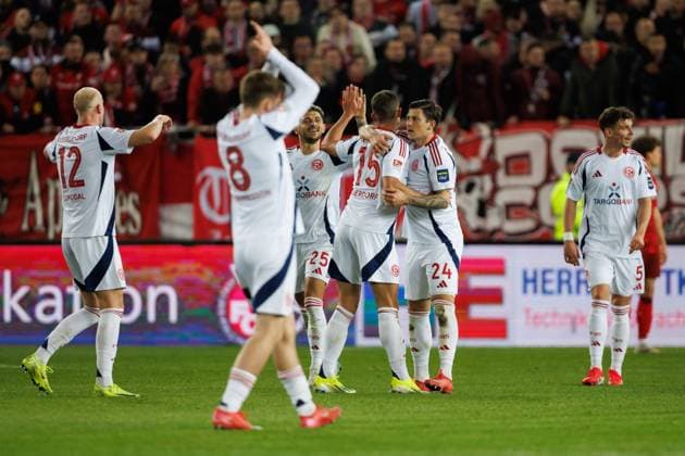 Tim Oberdorf (Fortuna Duesseldorf) bejubelt den Treffer zum 1:1 mit Dawid Kownacki (Fortuna Duesseldorf), Matthias Zimmermann (Fortuna Duesseldorf), 1. FC Kaiserslautern vs Fortuna Duesseldorf, Fussball, 2. Bundesliga, Saison 2024 2025, 27. Spieltag, 29.03.2025 1. FC Kaiserslautern vs Fortuna Duesseldorf, Fussball, 2. Bundesliga, Saison 2024 2025, 27. Spieltag, 29.03.2025 Kaiserslautern