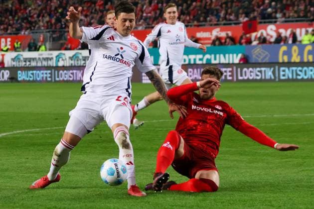 29.03.2025, xhettx, Fussball 2.Bundesliga, 1.FC Kaiserslautern - Fortuna Duesseldorf v.l. saubere Grätsche von Jan Elvedi (1. FC Kaiserslautern, 33) gegen Dawid Kownacki (Fortuna Düsseldorf, 24) (DFL DFB REGULATIONS PROHIBIT ANY USE OF PHOTOGRAPHS as IMAGE SEQUENCES and or QUASI-VIDEO)