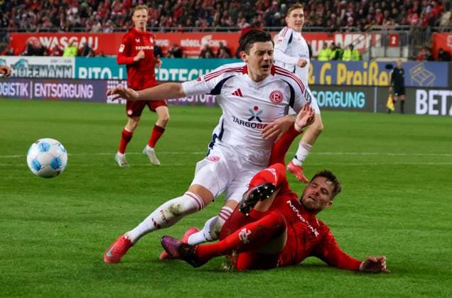 29.03.2025, xhettx, Fussball 2.Bundesliga, 1.FC Kaiserslautern - Fortuna Duesseldorf v.l. saubere Grätsche von Jan Elvedi (1. FC Kaiserslautern, 33) gegen Dawid Kownacki (Fortuna Düsseldorf, 24) (DFL DFB REGULATIONS PROHIBIT ANY USE OF PHOTOGRAPHS as IMAGE SEQUENCES and or QUASI-VIDEO)