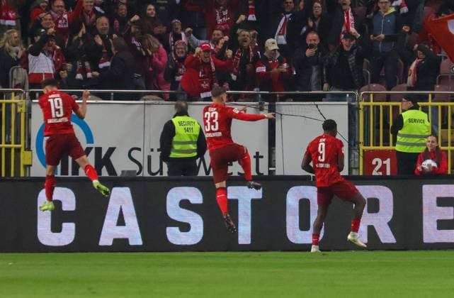29.03.2025, xhettx, Fussball 2.Bundesliga, 1.FC Kaiserslautern - Fortuna Duesseldorf v.l. Daniel Hanslik (1. FC Kaiserslautern, 19) und Jan Elvedi (1. FC Kaiserslautern, 33) auf dem Weg zu Torschütze Ragnar Ache (1. FC Kaiserslautern, 9) (DFL DFB REGULATIONS PROHIBIT ANY USE OF PHOTOGRAPHS as IMAGE SEQUENCES and or QUASI-VIDEO)