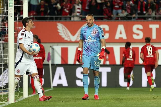 29.03.2025, xrekx, Fussball 2.Bundesliga, 1.FC Kaiserslautern - Fortuna Duesseldorf v.l. Torjubel nach dem Tor zum 2:1 celebrating the goal celebrate durch Ragnar Ache (1.FC Kaiserslautern) Dawid Kownacki (Fortuna Duesseldorf) Florian Kastenmeier (Fortuna Duesseldorf) enttaeuscht, enttäuscht, schaut enttaeuscht, traurig, frustriert, niedergeschlagen, disappointed, sad, frustrated (DFL DFB REGULATIONS PROHIBIT ANY USE OF PHOTOGRAPHS as IMAGE SEQUENCES and or QUASI-VIDEO) Kaiserslautern