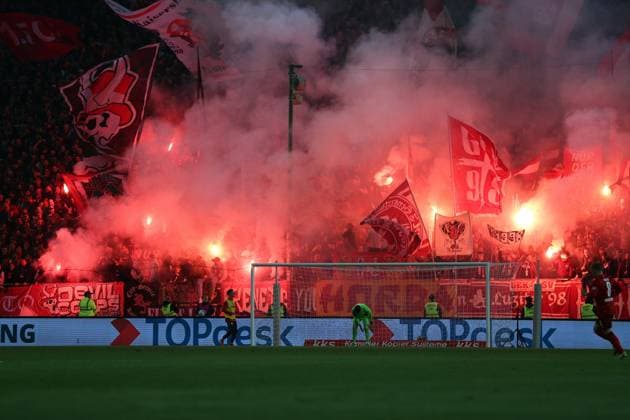 29.03.2025, xrekx, Fussball 2.Bundesliga, 1.FC Kaiserslautern - Fortuna Duesseldorf v.l. FCK Fans ,Stimmung, Schals, Trikot, Fahne, Banner, Ultras, Zuschauer, Besucher, Choreo, Choreografie, atmosphere, spectators, Visitors Simon Simoni (1.FC Kaiserslautern) (DFL DFB REGULATIONS PROHIBIT ANY USE OF PHOTOGRAPHS as IMAGE SEQUENCES and or QUASI-VIDEO) Kaiserslautern