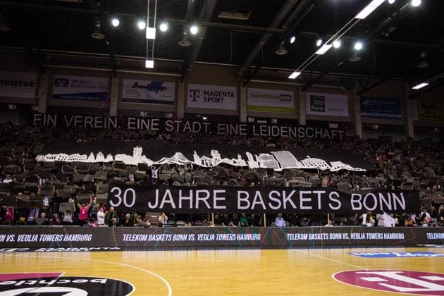 Sport Themen der Woche KW13 Sport Bilder des Tages easyCredit Basketball Bundesliga, Telekom Baskets Bonn vs. Veolia Towers Hamburg, 29.03.2025 Choreo der Bonner Fans zum 30. Geburtstag -- easyCredit Basketball Bundesliga, Telekom Baskets Bonn vs. Veolia Towers Hamburg, 29.03.2025, Telekom Dome Bonn *** easyCredit Basketball Bundesliga, Telekom Baskets Bonn vs Veolia Towers Hamburg, 29 03 2025 Choreo of the Bonn fans for the 30th birthday easyCredit Basketball Bundesliga, Telekom Baskets Bonn vs Veolia Towers Hamburg, 29 03 2025, Telekom Dome Bonn Copyright: xBEAUTIFULxSPORTS Derixx