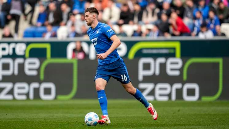 Anton Stach (Hoffenheim, 16), am Ball, Freisteller, Ganzkörper, Einzelbild, Einzelfoto, Aktion, Action, 29.03.2025, Sinsheim (Deutschland), Fussball, Bundesliga, TSG 1899 Hoffenheim - FC Augsburg, DFB DFL REGULATIONS PROHIBIT ANY USE OF PHOTOGRAPHS AS IMAGE SEQUENCES AND OR QUASI-VIDEO.