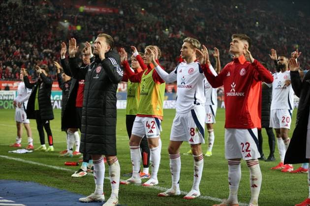29.03.2025, xrekx, Fussball 2.Bundesliga, 1.FC Kaiserslautern - Fortuna Duesseldorf v.l. Die Mannschaft bedankt bedanken sich bei den Fans, the player thanks the fans for their support (DFL DFB REGULATIONS PROHIBIT ANY USE OF PHOTOGRAPHS as IMAGE SEQUENCES and or QUASI-VIDEO) Kaiserslautern