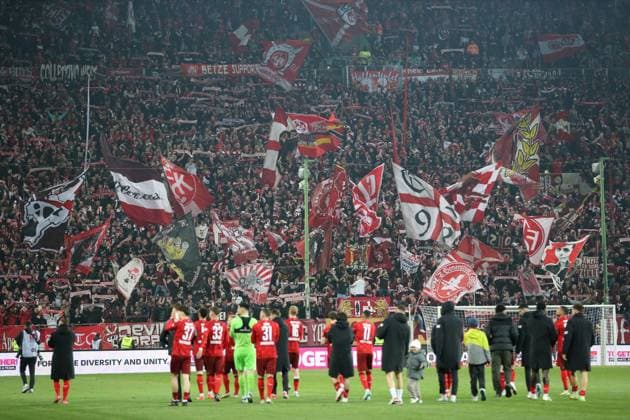 29.03.2025, xrekx, Fussball 2.Bundesliga, 1.FC Kaiserslautern - Fortuna Duesseldorf v.l. Die Mannschaft bedankt bedanken sich bei den Fans, the player thanks the fans for their support Fans ,Stimmung, Schals, Trikot, Fahne, Banner, Ultras, Zuschauer, Besucher, Choreo, Choreografie, atmosphere, spectators, Visitors Westkurve (DFL DFB REGULATIONS PROHIBIT ANY USE OF PHOTOGRAPHS as IMAGE SEQUENCES and or QUASI-VIDEO) Kaiserslautern