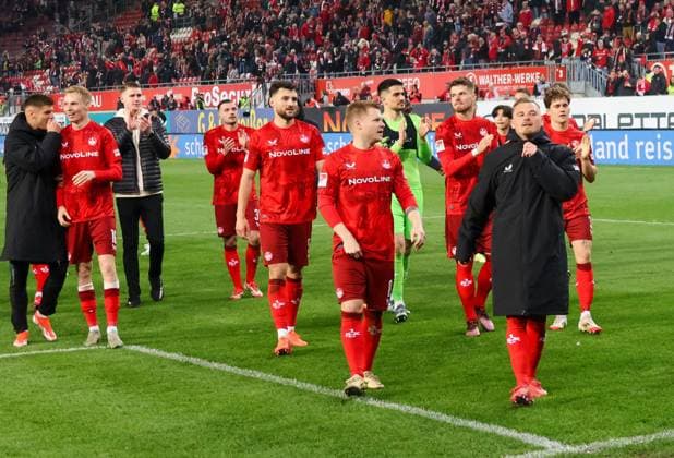 29.03.2025, xhettx, Fussball 2.Bundesliga, 1.FC Kaiserslautern - Fortuna Duesseldorf v.l. auf dem Weg zum Feiern mit den Fans (DFL DFB REGULATIONS PROHIBIT ANY USE OF PHOTOGRAPHS as IMAGE SEQUENCES and or QUASI-VIDEO)