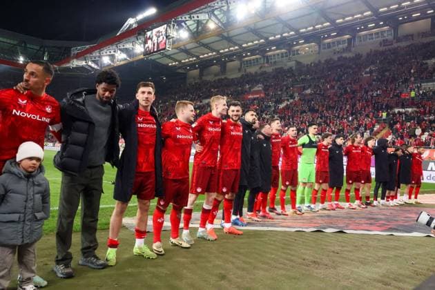 29.03.2025, xhettx, Fussball 2.Bundesliga, 1.FC Kaiserslautern - Fortuna Duesseldorf v.l. Lautern feiert mit den Fans (DFL DFB REGULATIONS PROHIBIT ANY USE OF PHOTOGRAPHS as IMAGE SEQUENCES and or QUASI-VIDEO)